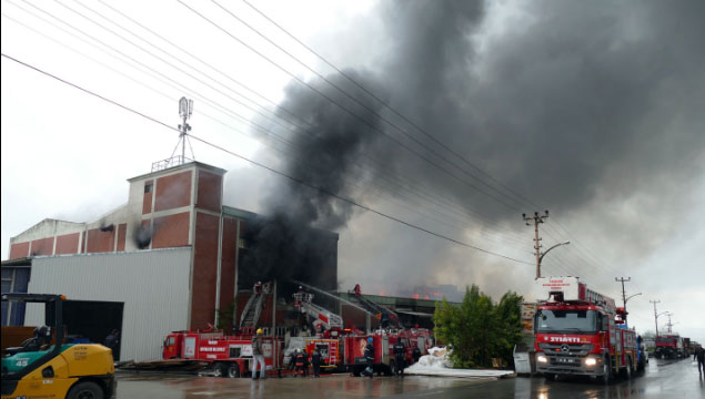 Fabrika yangını kontrol atına alındı