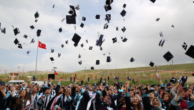 Bayburt Üniversitesi’nde mezuniyet heyecanı 