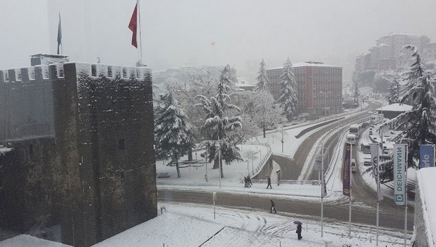 Trabzon'u kar vurdu