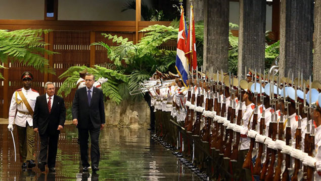 Küba'da resmi törenle karşılandı