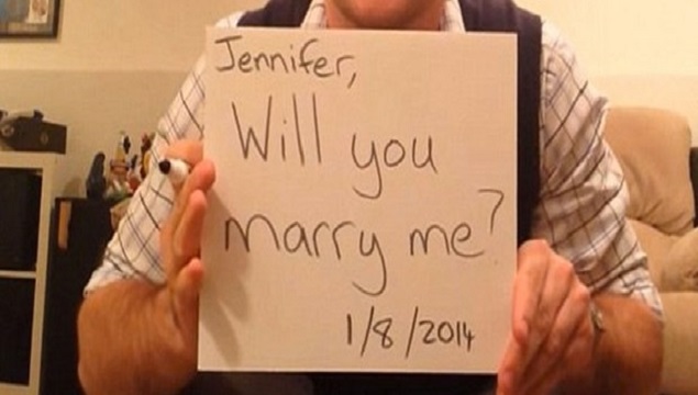 Sevgilisine bir yıl boyunca evlenme teklif etti