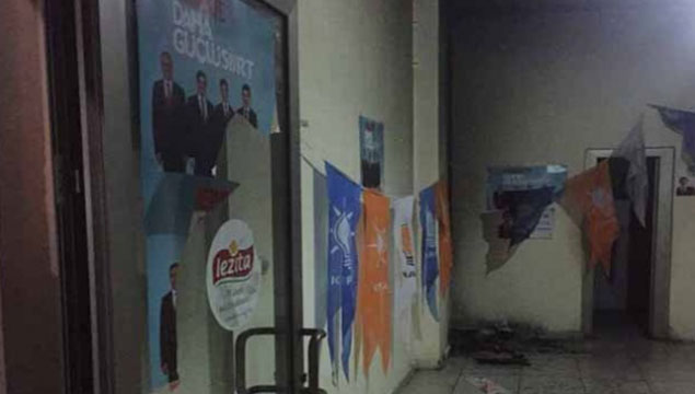 AK Parti seçim bürosu kundaklandı