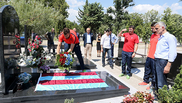 Milosevski mezarı başında anıldı