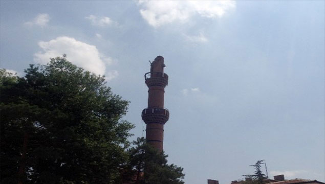 Fırtına minare devirdi