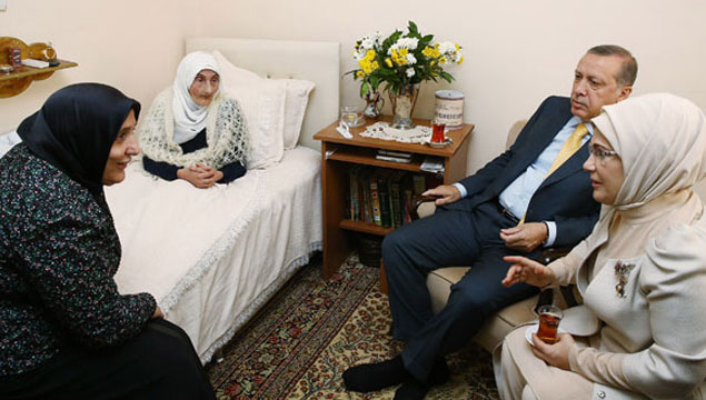 Erdoğan ailesi, Günay Anne'yi ziyaret etti
