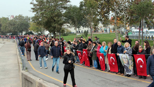 Kadıköy'de Ata'ya saygı zinciri