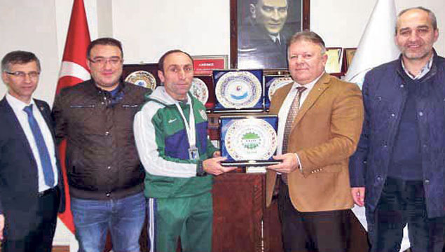 Maratoncu Talat Alkan'a plaket