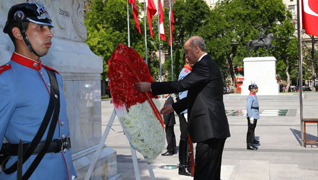 Bernardo O'Higgins Anıtı'na çelenk koydu