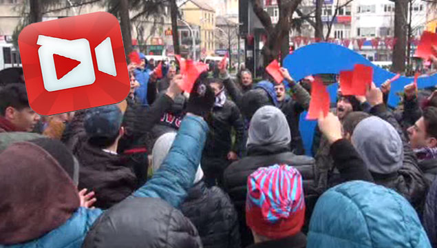 Taraftardan kırmızı kartlı protesto