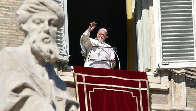 12 sığınmacıyı Vatikan'a götürdü