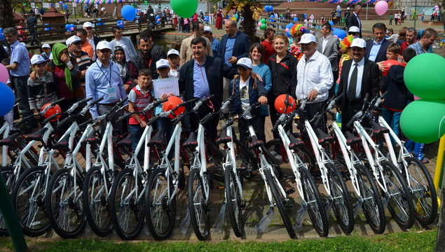 Trabzon'da bisikletler dağıtıldı