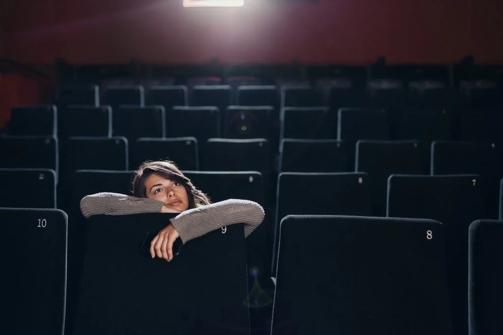 Film başlamadan sinemadaki yerimi almalıyım