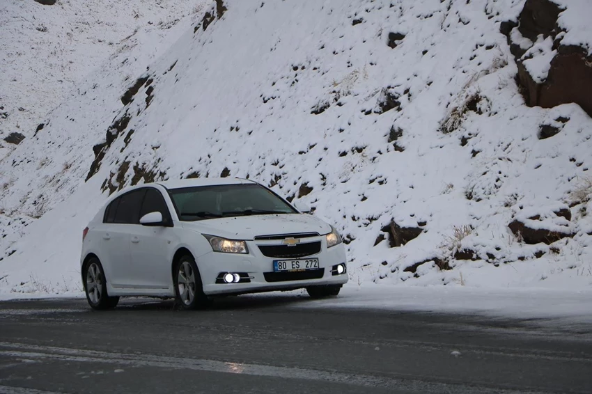 HAKKARİ KAR ALTINDA