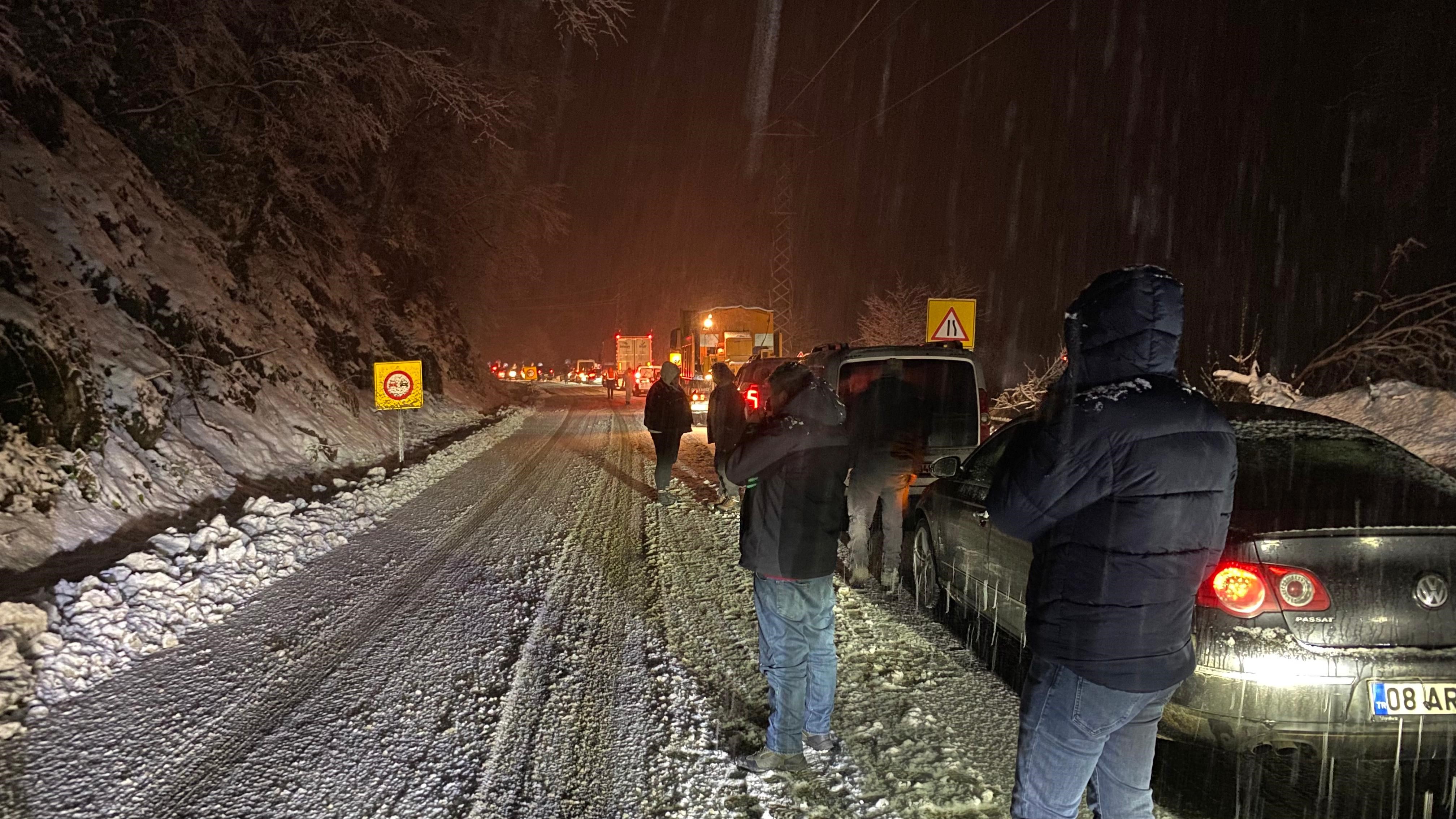 Hopa ve Borçka çıkışlarında yol kapandı