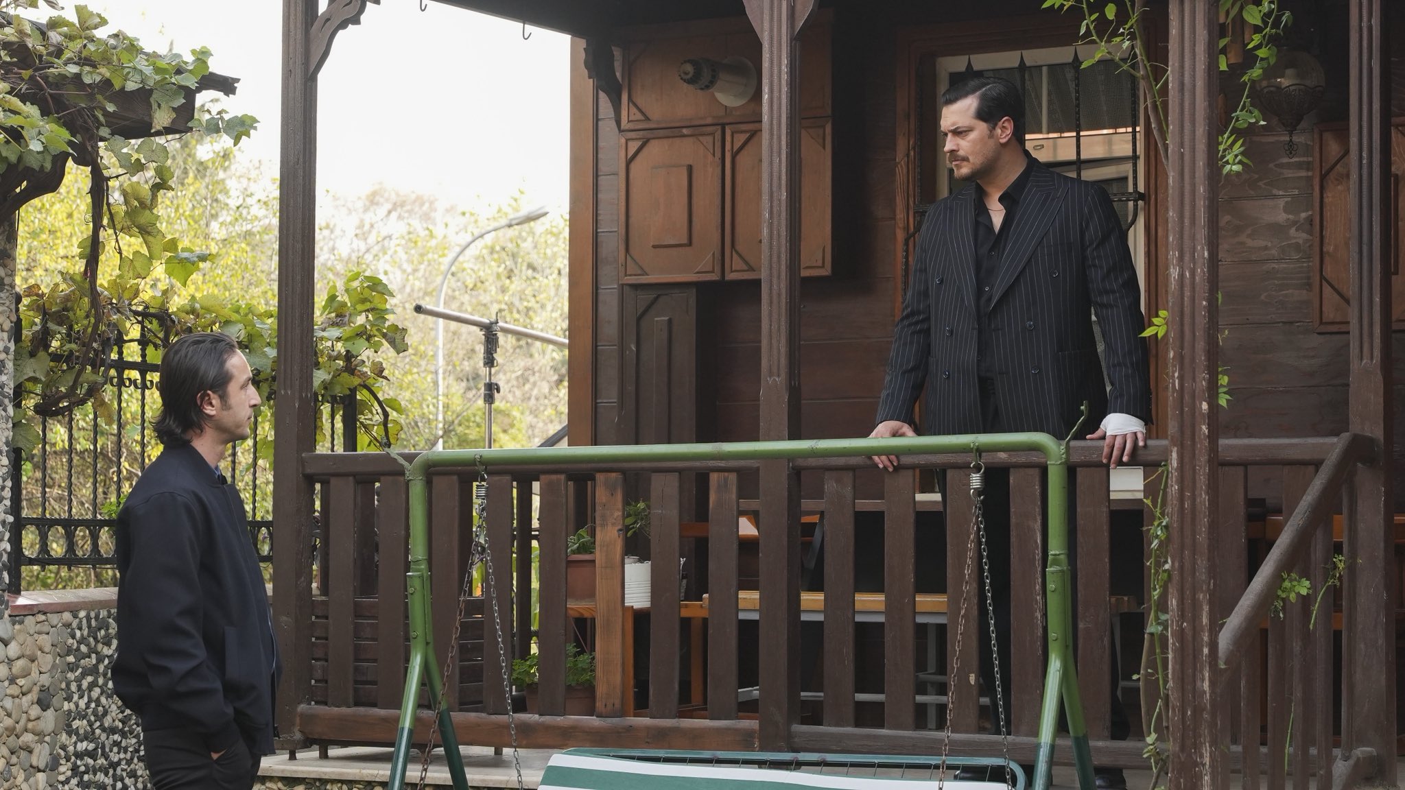 EŞREF, NİSAN’DAN ŞÜPHELENMEYE BAŞLIYOR