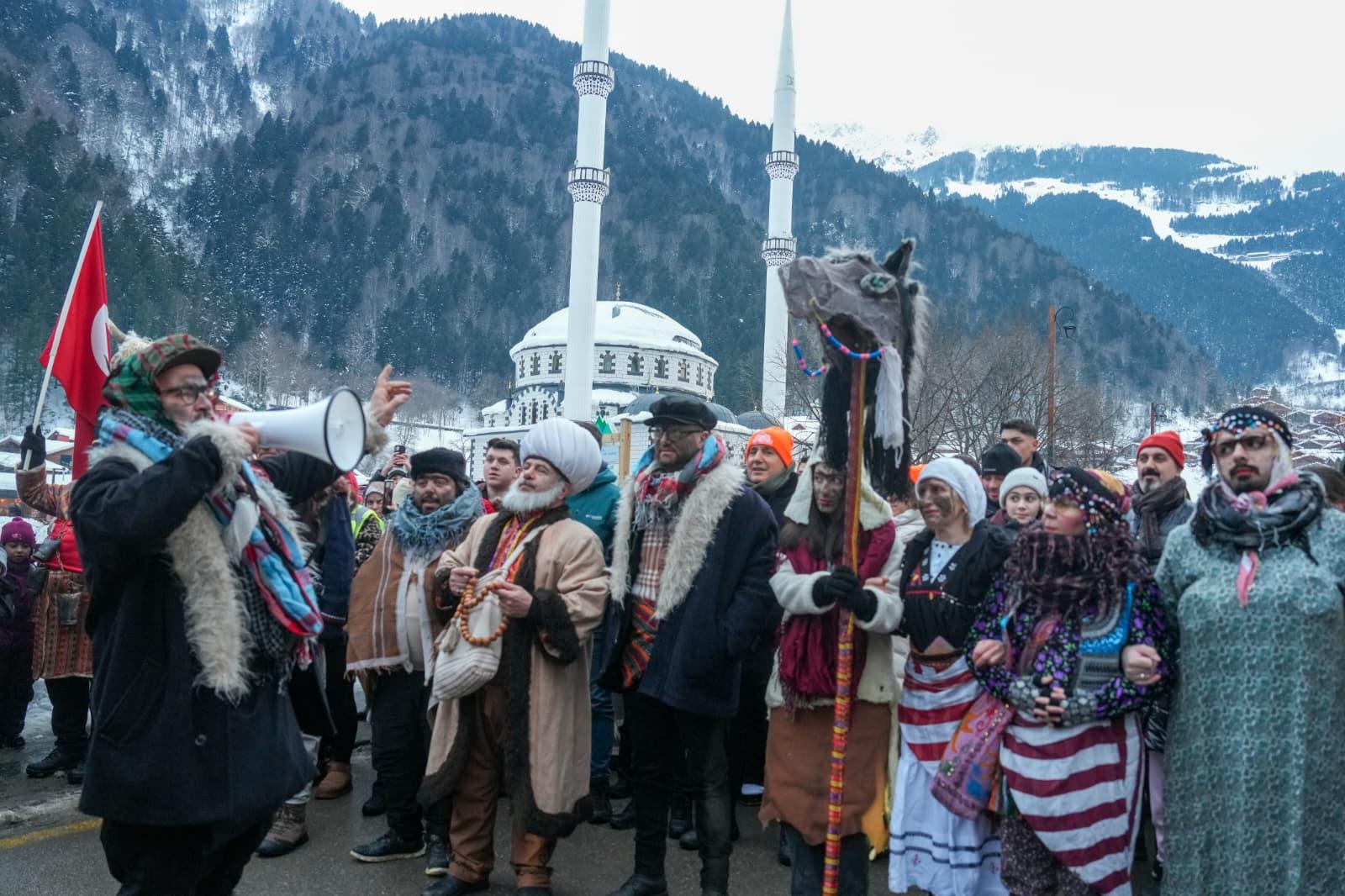 YEREL SANATÇILAR SAHNE ALDI
