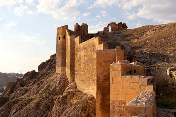 8. Tarihi Bayburt Kalesi