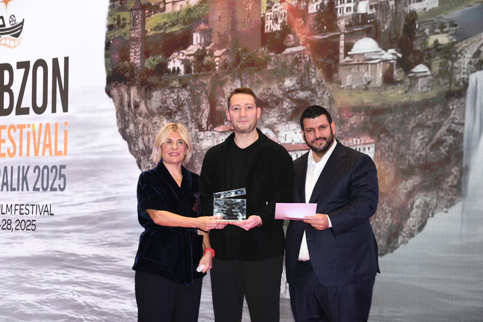 ŞEHRİMİZ SANATÇILARIYLA GÜÇLÜ BİR KENT OLDUĞUNU GÖSTERDİ