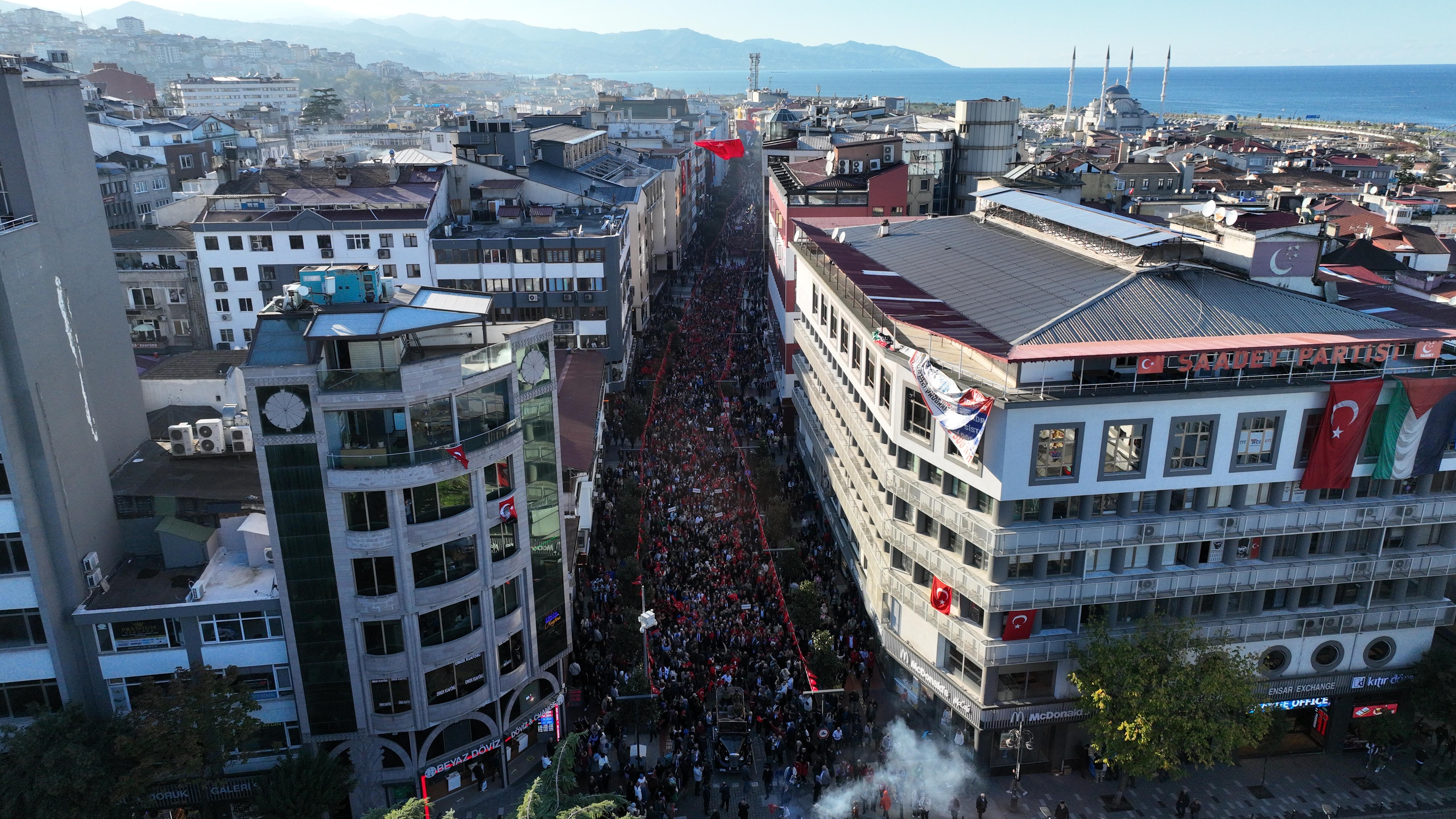 BAŞKAN KAYA: “TRABZON TARİHİN EN GÖRKEMLİ CUMHURİYET YÜRÜYÜŞÜNÜ GERÇEKLEŞTİRDİK”