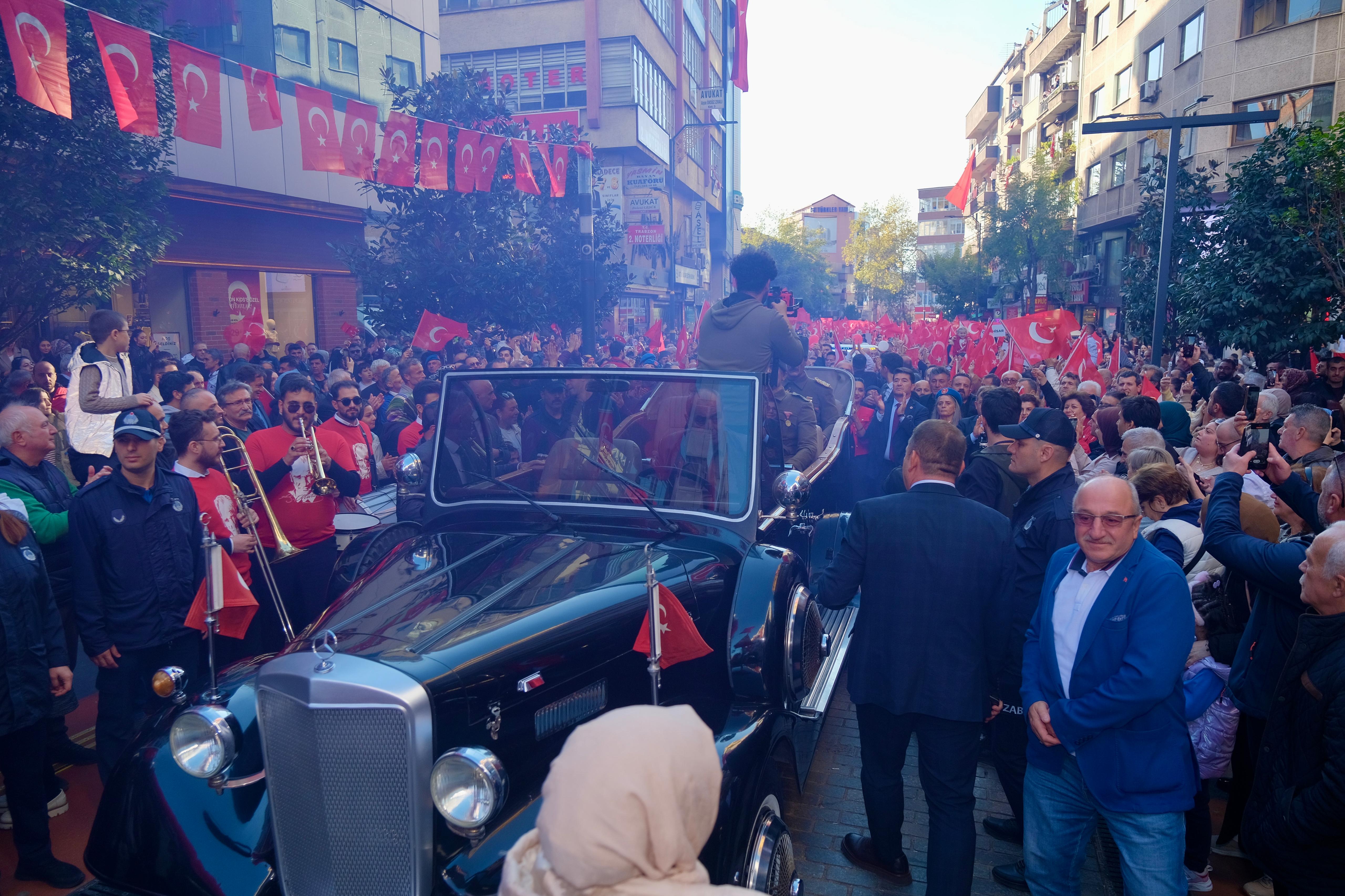 ATATÜRK’ÜN MAKAM ARACI, TRABZON SOKAKLARINDA İLERLEDİ