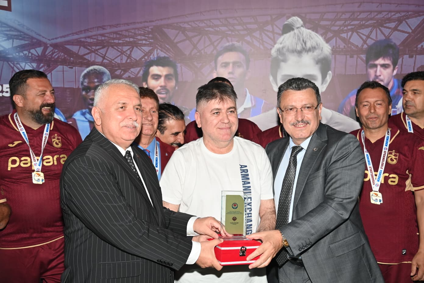 BABA ATICI’YA İMZALI FORMA HEDİYE EDİLDİ