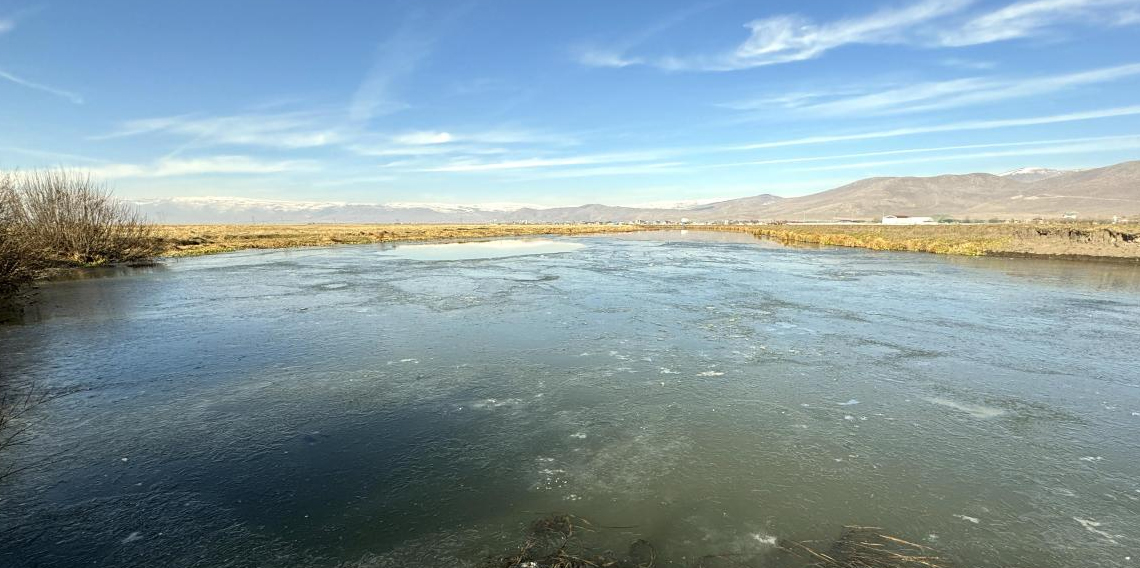 Ardahan'da Kura Nehri'nin yüzeyi buz tuttu