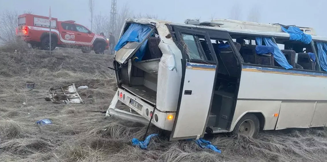 İşçileri taşıyan midibüs şarampole yuvarlandı: 1 ölü, 16 yaralı