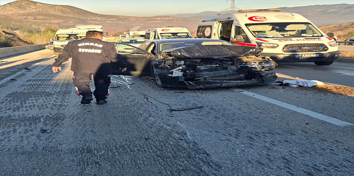 Tıra arkadan çarpan otomobildeki 1 kişi öldü, 2 kişi yaralandı