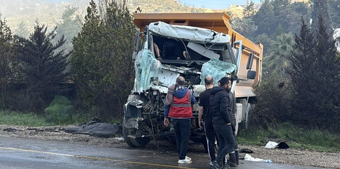 Denizli'de hafriyat kamyonları çarpıştı: 1 ağır yaralı