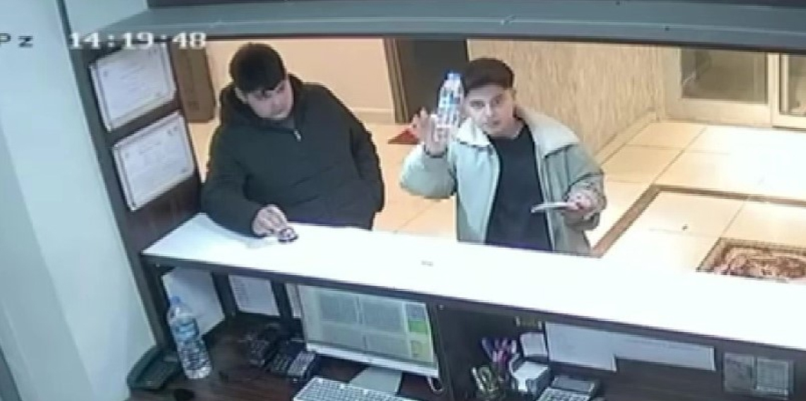 Çırak öğrenciler aldıkları suyu kameraya gösterip parasını bıraktılar