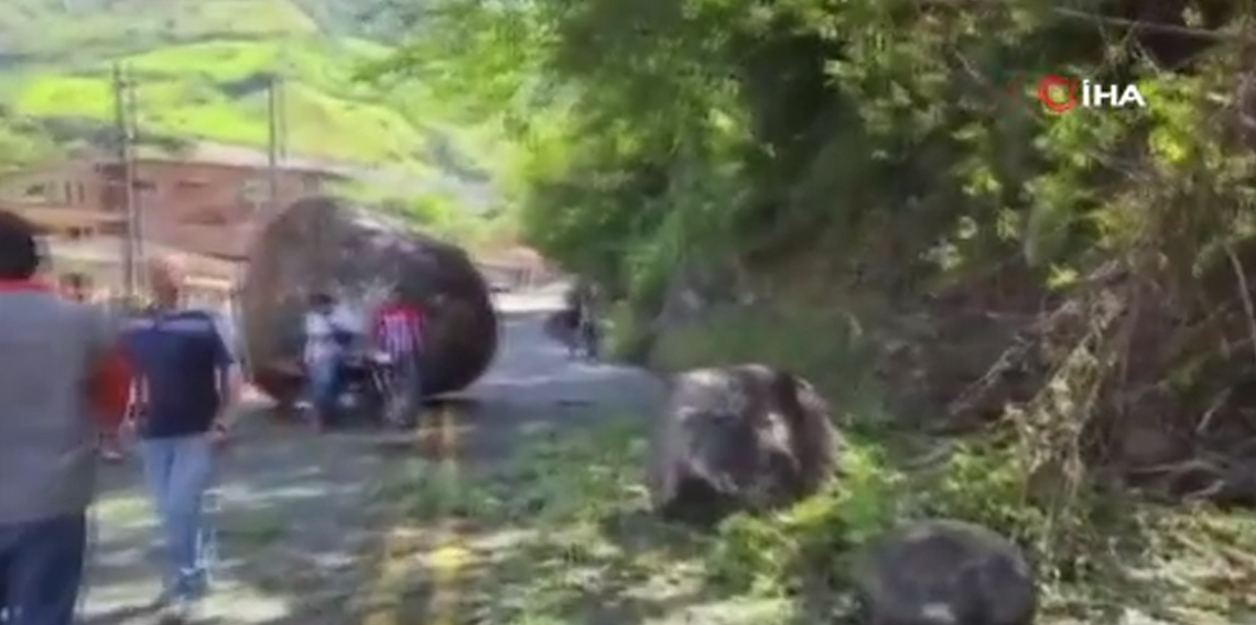 Yamaçtan kopan kayaların altından kalmaktan son anda kurtuldular