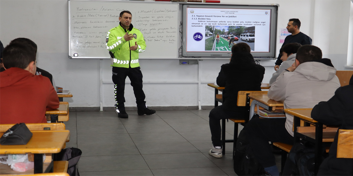 Öğrencilere trafik kuralları anlatıldı