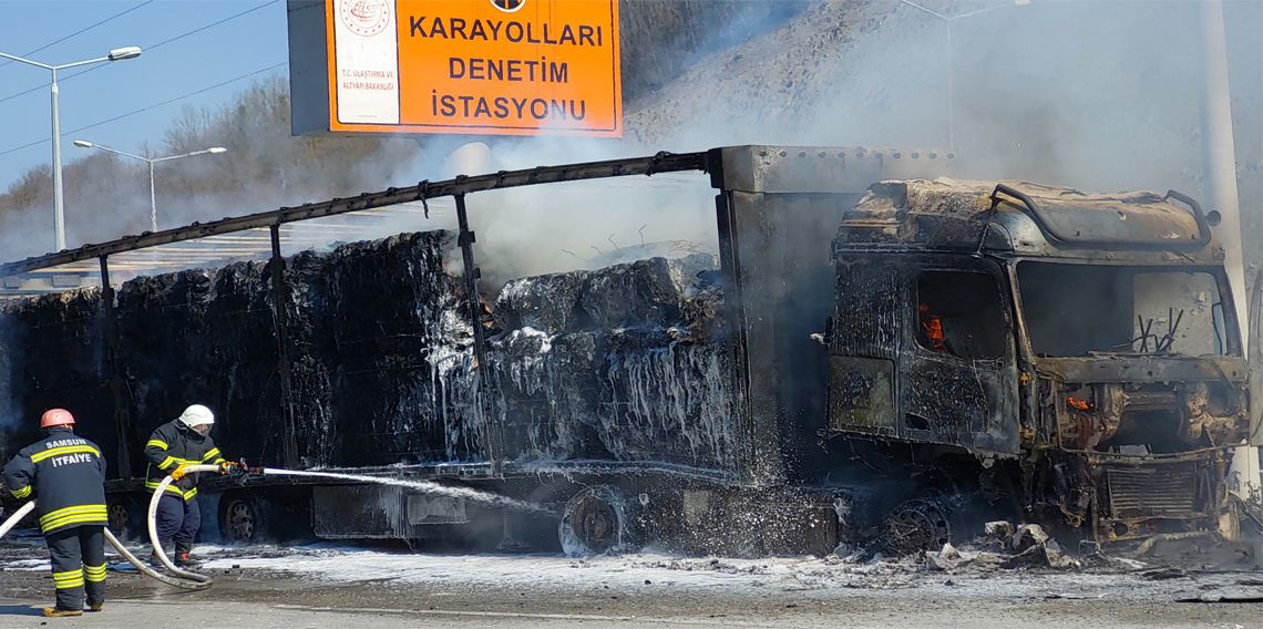 Karton yüklü tır, Karayolları Denetleme İstasyonu'nda alevlere teslim oldu