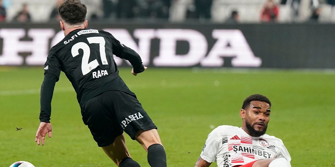 Beşiktaş, evinde yıkıldı!