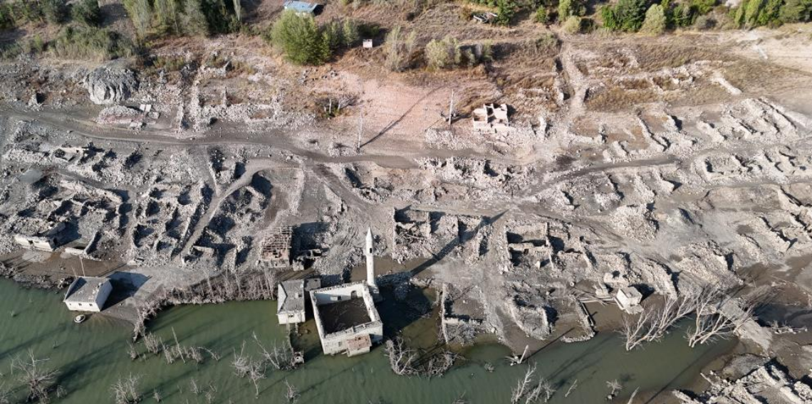14 Yıl Sonra Ortaya Çıkan Pusat Köyü Yeniden Sulara Gömüldü