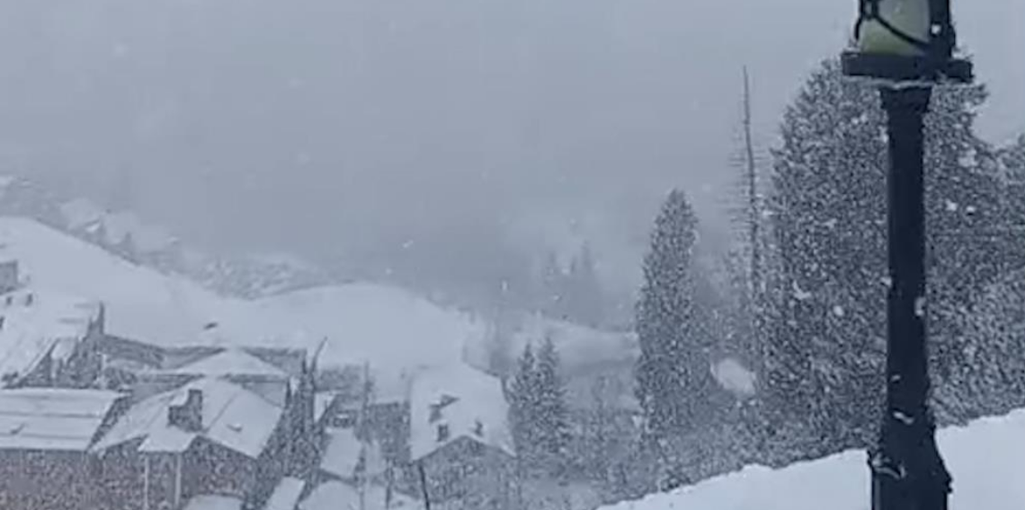 Rize’de nisan ayında yağan kar, Ayder Yaylası’nı beyaz örtüyle kapladı