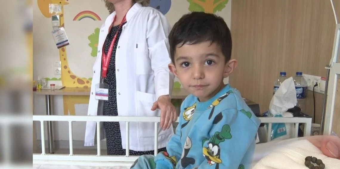 3 yaşındaki çocuğun bağırsağından 7 tane mıknatıs çıktı