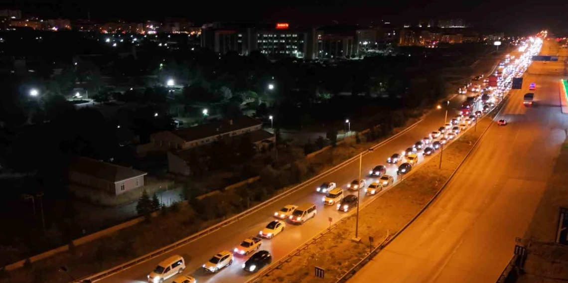 Tatilin son gecesinde trafik yoğunluğu zirve yaptı
