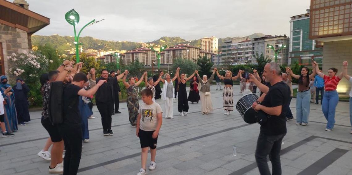Yunan turistler dev çay bardağının altında yunan ezgileriyle horon oynadı