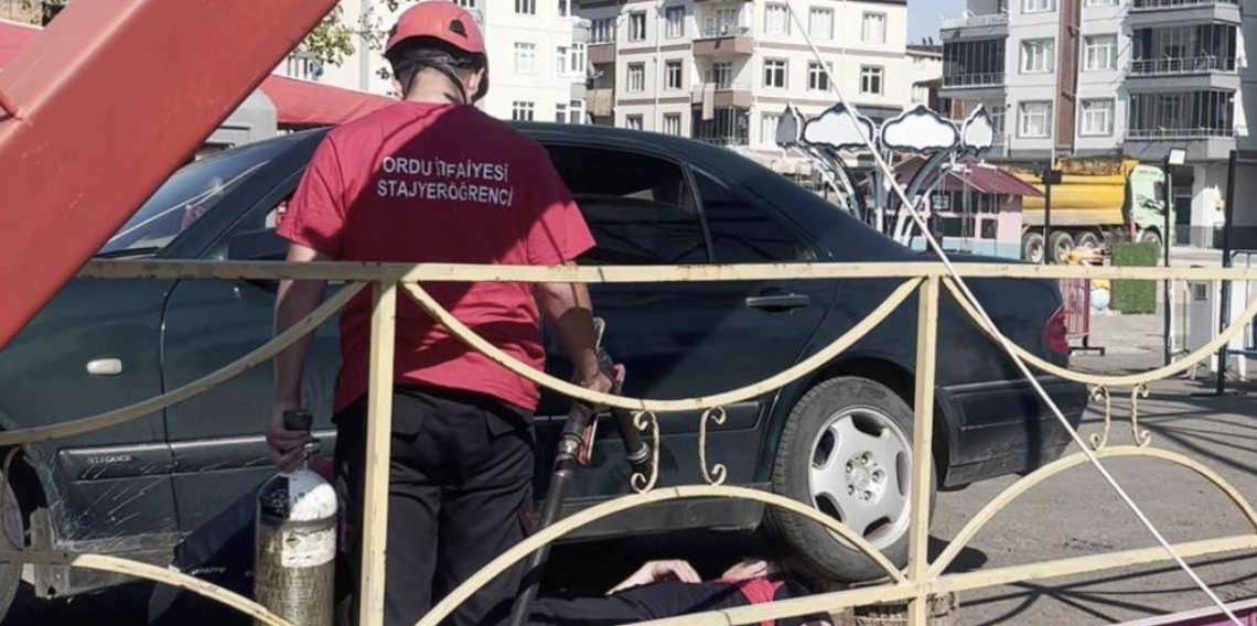 Ordu'da otomobilin egzoz muhafazasına sıkışan yavru kedi kurtarıldı
