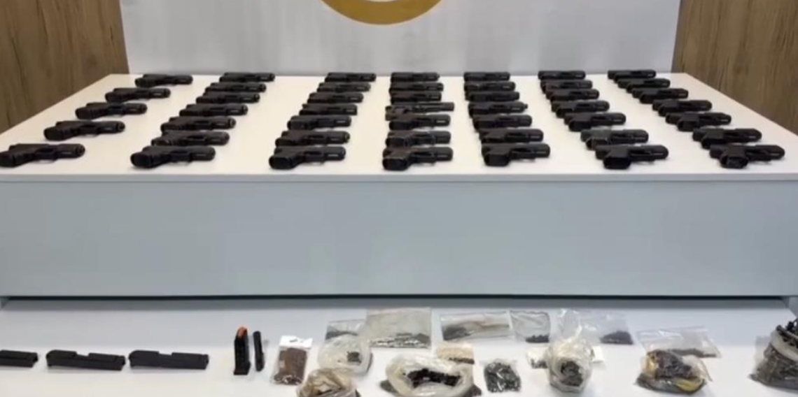 Aracın döşeme içlerine gizlenen 47 tabanca ele geçirildi
