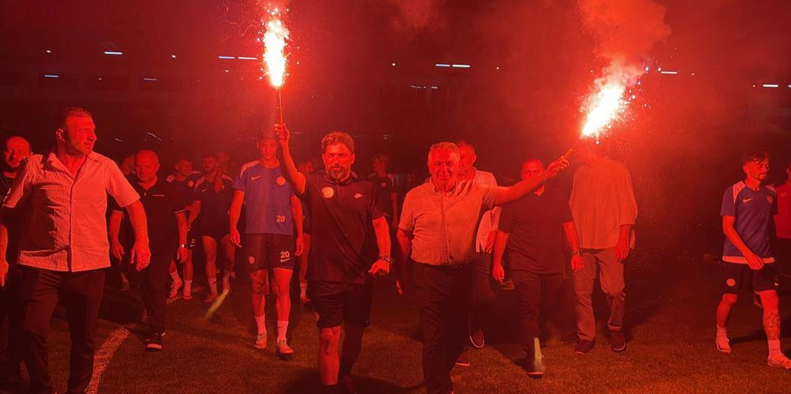 Çaykur Rizespor taraftarı lig meşalesini yaktı