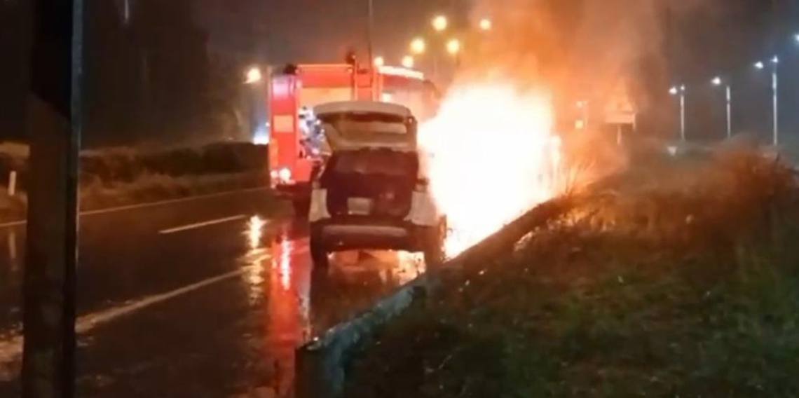 Rize’de seyir halindeki araç bir anda yanmaya başladı