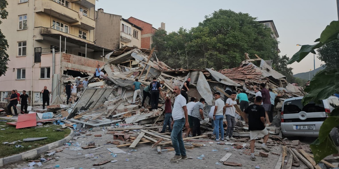 Balıkesir Sındırgı'da 6.1'lik deprem! Yıkılan ve ciddi hasar gören yapılar var