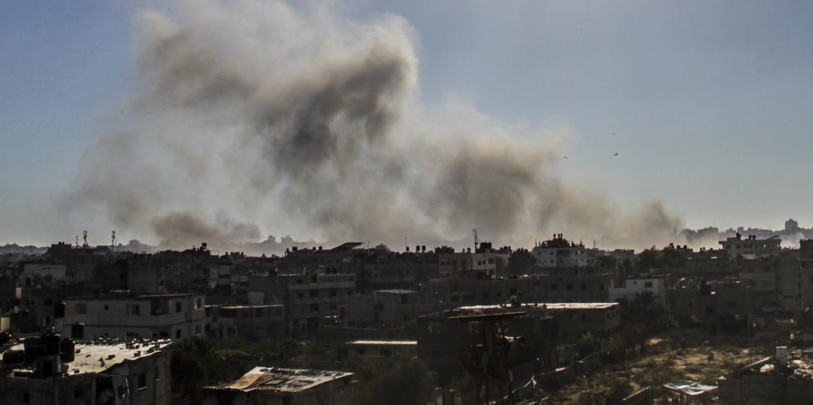 Katil İsrail'in Gazze'de seyyar satıcının etrafındakilere yönelik saldırısında 5 Filistinli öldü