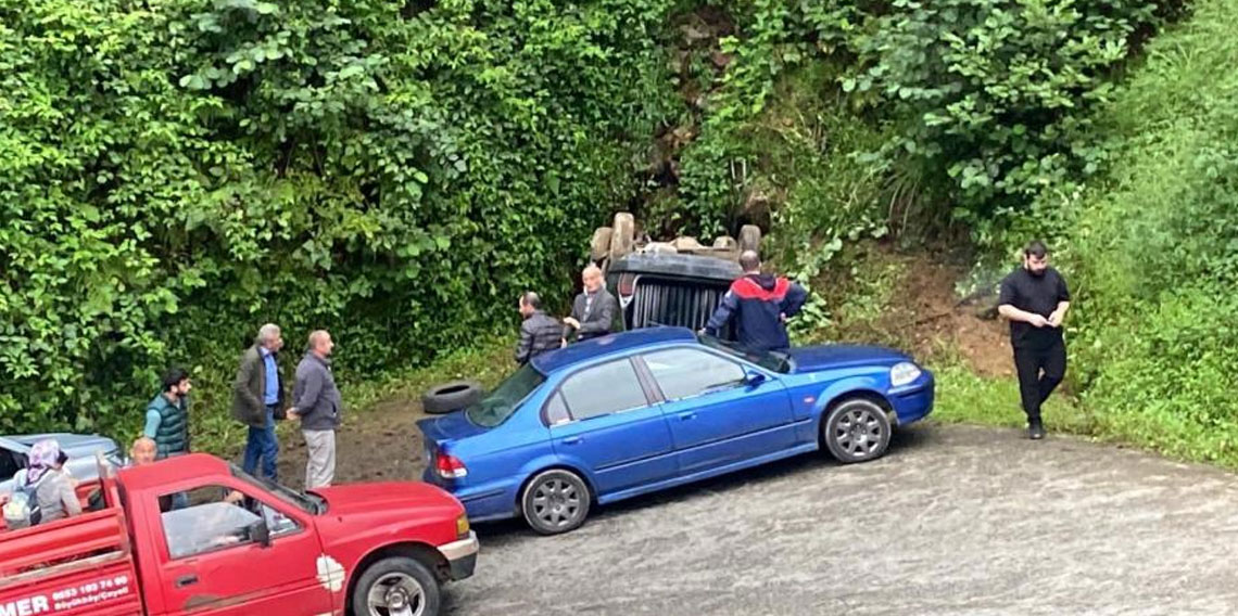 Rize'de freni patlayan Tofaş takla attı: 3 yaralı