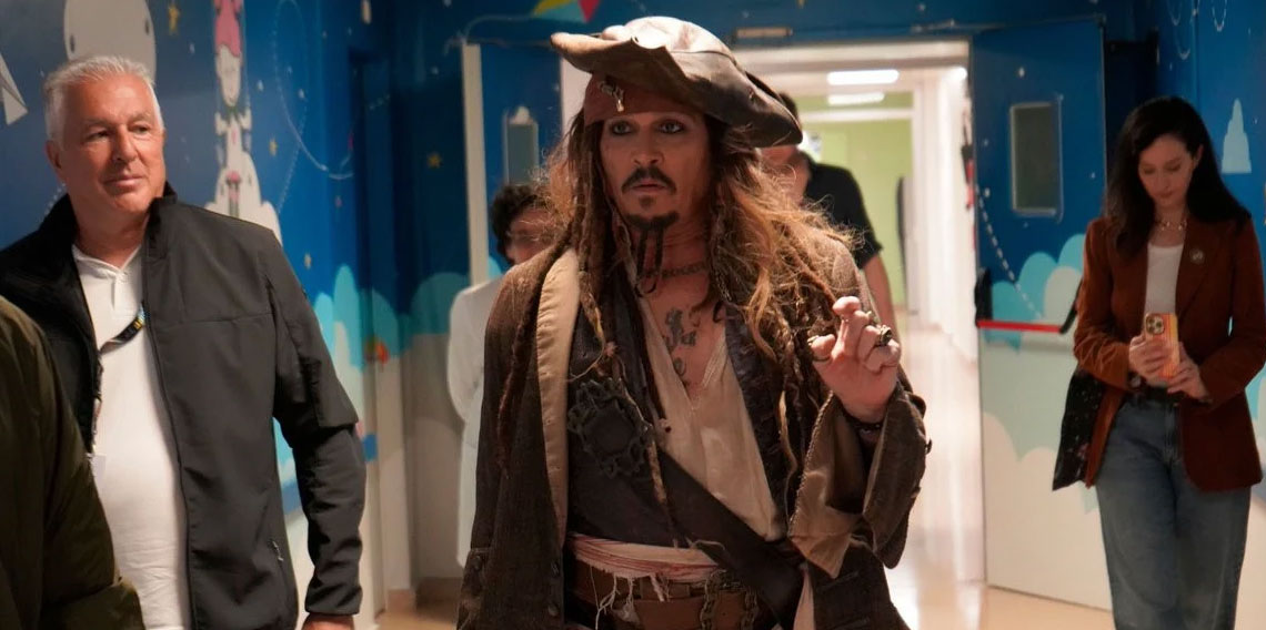 Johnny Depp, korsan kılığında hasta çocukları ziyaret etti