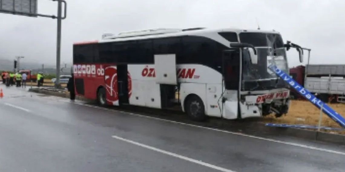 Yolcu otobüsüyle traktör çarpıştı: Ölü ve yaralılar var