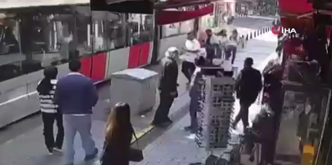 Tramvay yayaya çarptı: O anlar güvenlik kamerasına yansıdı