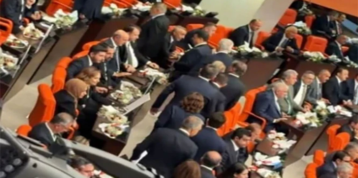 Cumhurbaşkanı Erdoğan kürsüye gelince Yeni Partililer salonu terk etti!